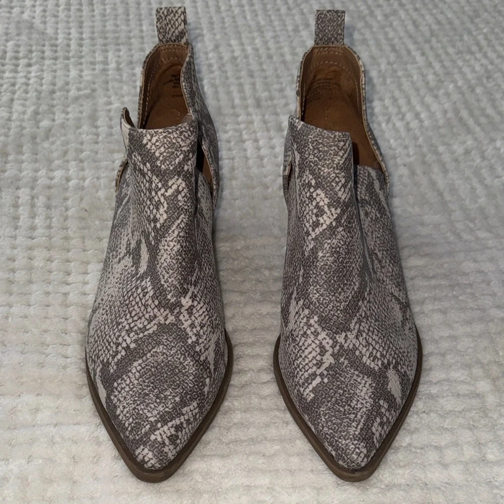👢✨ EUC Universal Thread Snakeskin Ankle Booties | Size 7 | ✨👢